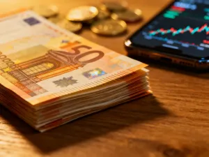 Kobieta w nowoczesnym biurze bankowym analizuje dokumenty prawne, co ilustruje kwestie spadkowe i dostęp do konta.